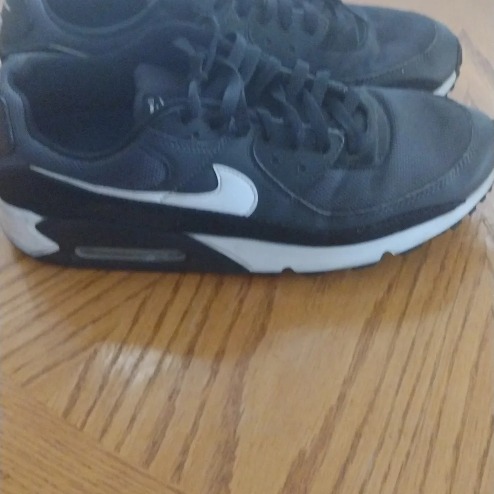 Shoes - Picture 4 of 4
